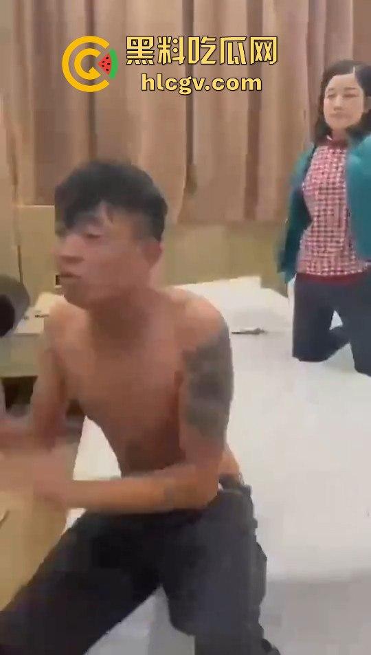 女子带闺蜜捉奸,丈夫反应神速护小三,自己挨打一波输出,只为保住那骚逼!-8