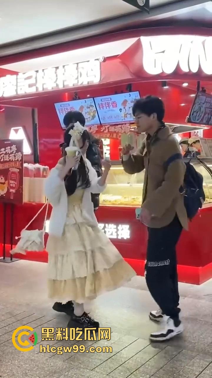 洛丽塔小仙女劈腿实锤,脚踏两只船,花着这个的钱睡着那个的,还在廖记棒棒鸭装委屈,双标程度离谱!-4