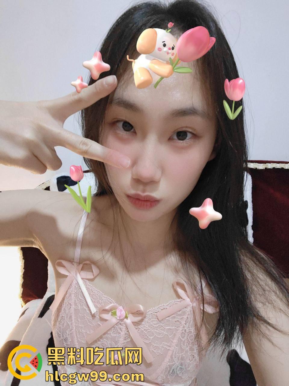 武汉传媒学院反差婊【王雯芊】高颜值媛交包夜3K，大量骚照泄密，上学卖逼的骚货，嫖完直呼物超所值！-4