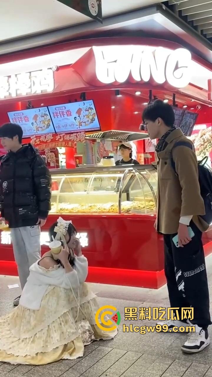 洛丽塔小仙女劈腿实锤,脚踏两只船,花着这个的钱睡着那个的,还在廖记棒棒鸭装委屈,双标程度离谱!-7