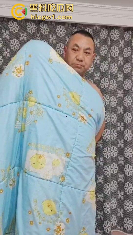 南昌捉奸场面火爆!刀都架婊子脖子上了,狗男人还裹被子怕走光,真是笑死人!-1