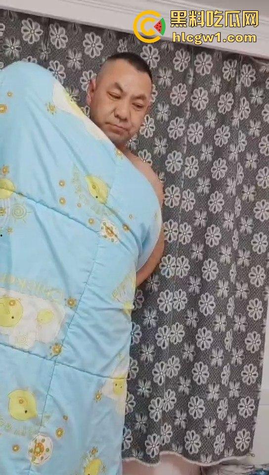 南昌捉奸场面火爆!刀都架婊子脖子上了,狗男人还裹被子怕走光,真是笑死人!-2