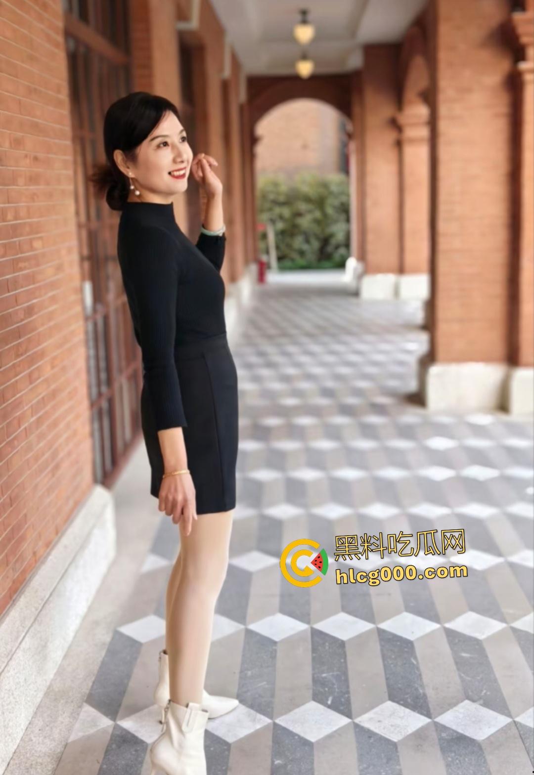 老妈屁眼夹狗尾巴,化身黑丝母狗,逼被儿子狂操,两个洞双通,还吵着要把嘴巴也塞下!-1