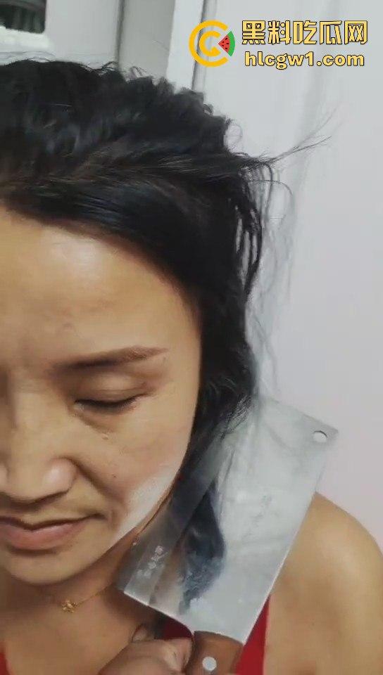 南昌捉奸场面火爆!刀都架婊子脖子上了,狗男人还裹被子怕走光,真是笑死人!-4