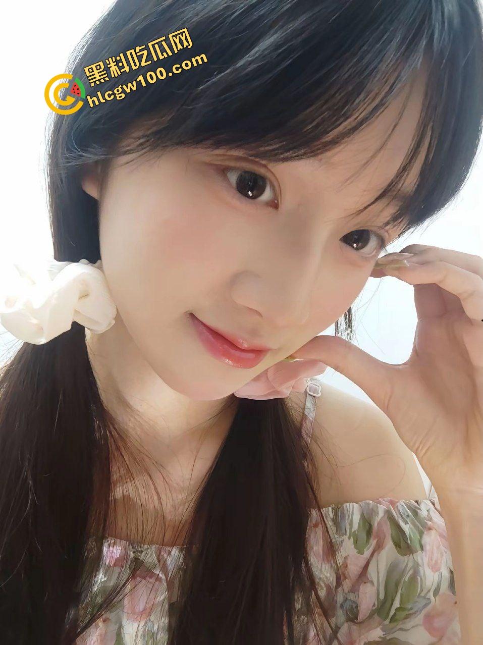 江苏南通大学眼镜妹反差婊【林惠婷】私下发骚床上抠逼,白浆粘液淫荡抠出!独家曝光流出!-1