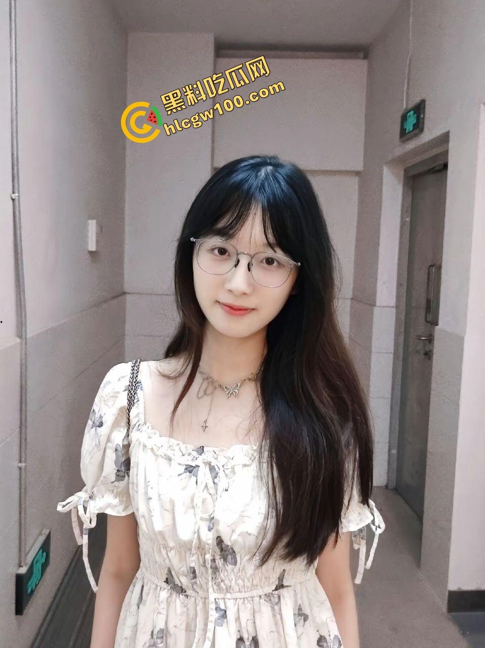 江苏南通大学眼镜妹反差婊【林惠婷】私下发骚床上抠逼,白浆粘液淫荡抠出!独家曝光流出!-2