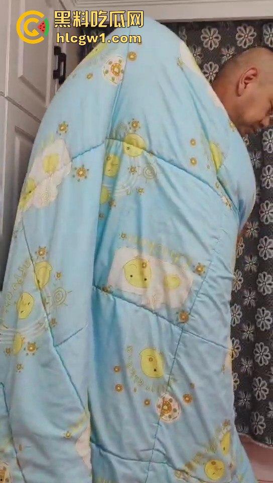 南昌捉奸场面火爆!刀都架婊子脖子上了,狗男人还裹被子怕走光,真是笑死人!-6