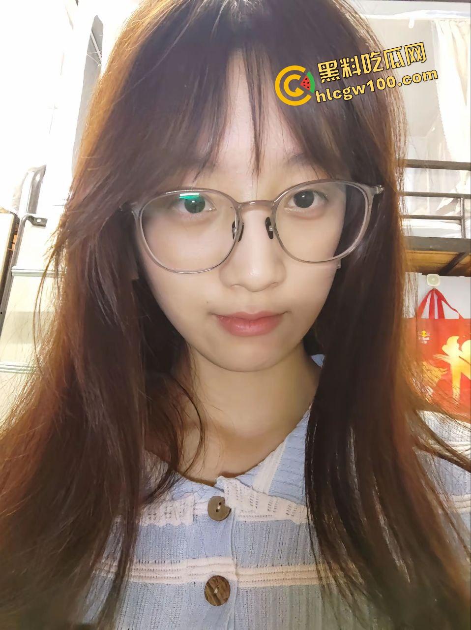 江苏南通大学眼镜妹反差婊【林惠婷】私下发骚床上抠逼,白浆粘液淫荡抠出!独家曝光流出!-4