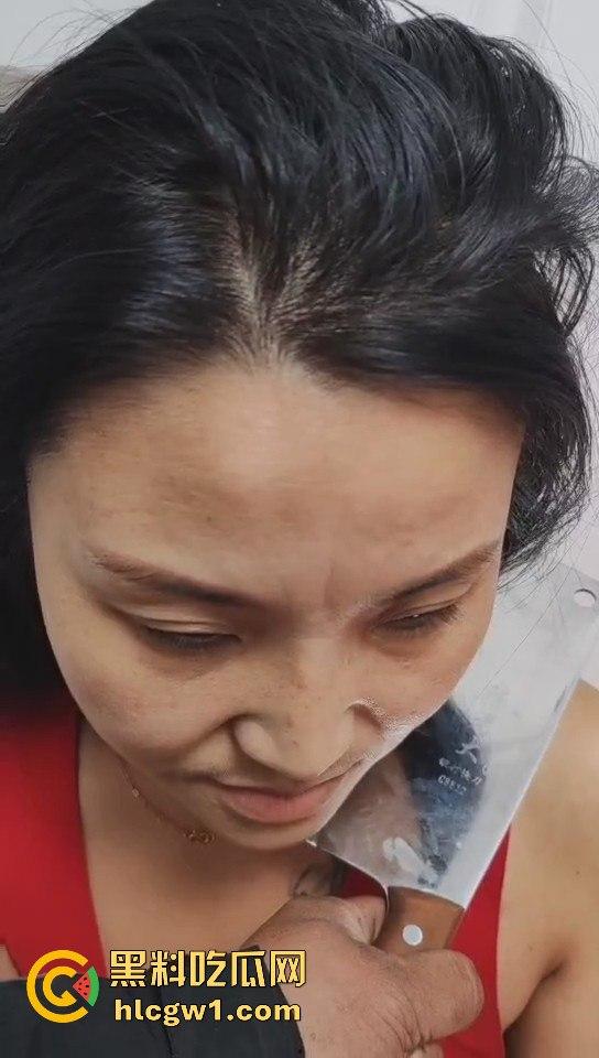 南昌捉奸场面火爆!刀都架婊子脖子上了,狗男人还裹被子怕走光,真是笑死人!-7