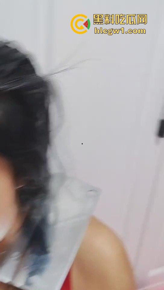 南昌捉奸场面火爆!刀都架婊子脖子上了,狗男人还裹被子怕走光,真是笑死人!-8