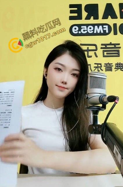 辽宁电台主播【晚晚】没穿内裤在麦前狂野!私密视频曝光,语音自慰,蝴蝶穴淫水横流,欲仙欲死!-6