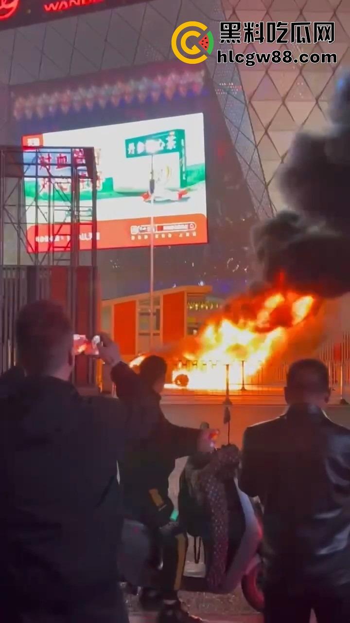 广州南村万博警车大火狂烧成火球，现场围满吃瓜群众狂拍视频，这火势真是牛逼大了！-1