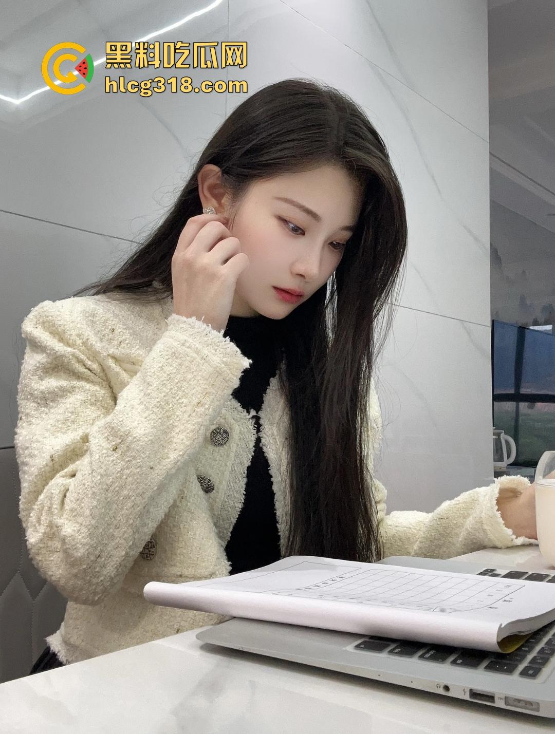 厦门一中【陈晓露】肉丝足交校长,骂鸡鸡短废物只能被踩在脚下,校长句句回应高潮射在脚上,这校长给陈老师当吧!-1