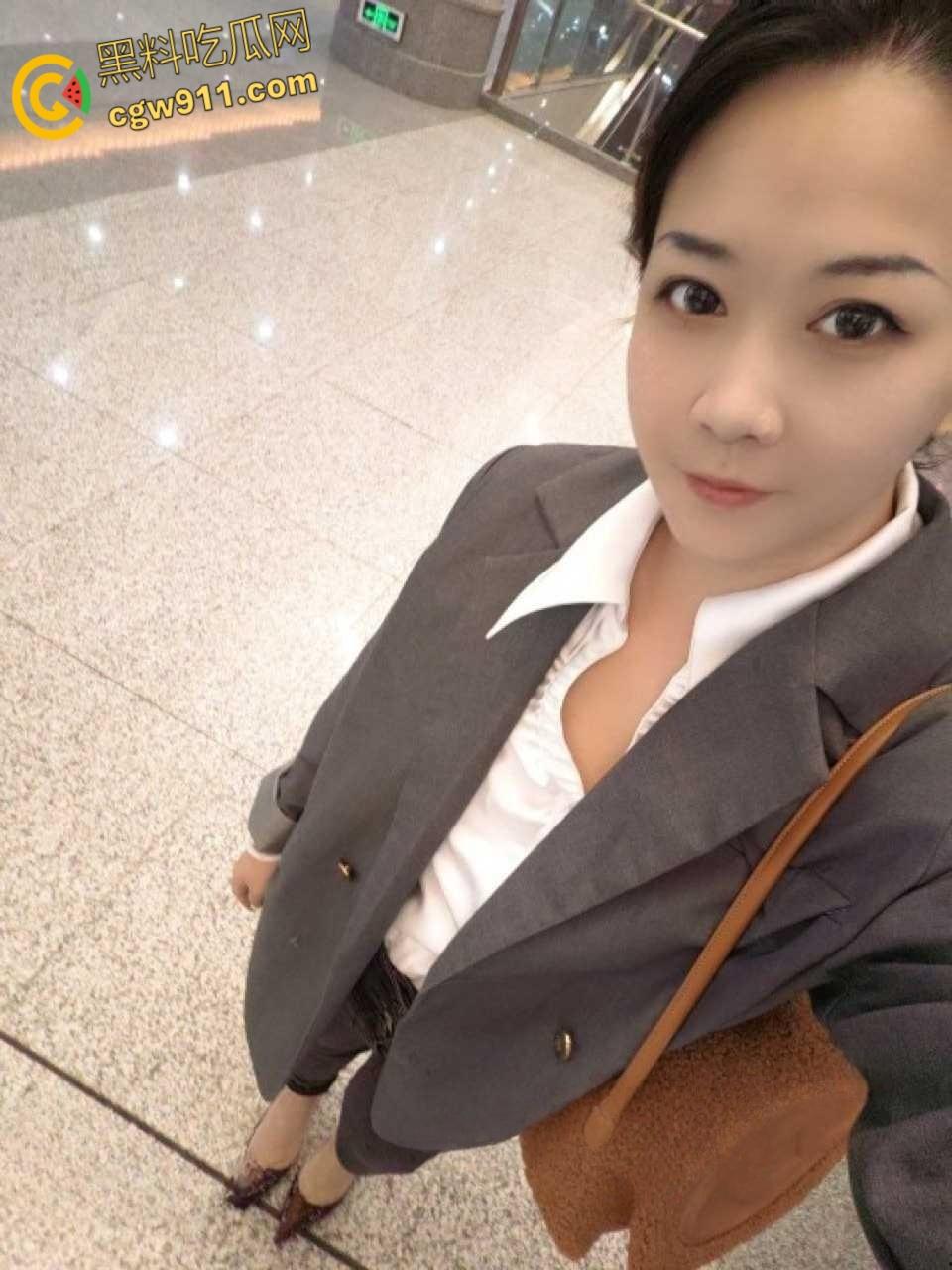 44岁不想努力的北京网红熟女【萌姨】,被大哥包养各种玩弄露出调教,个性签名都写明已下海!-2