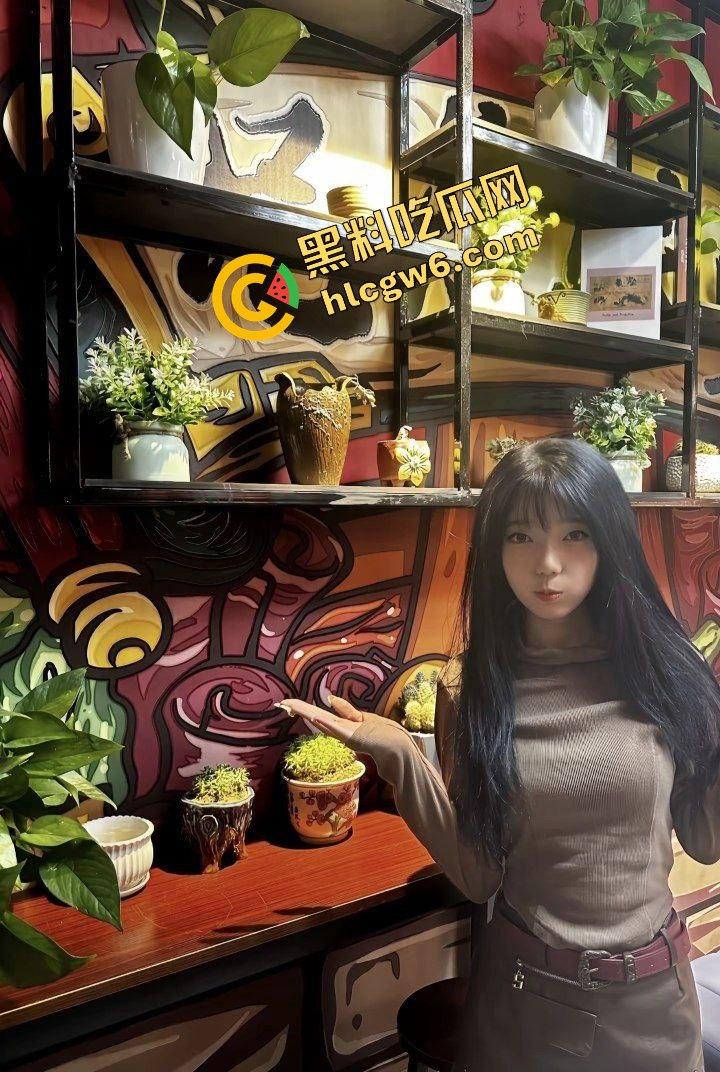 湖南邵阳学院清纯甜妹细腰炮台『戴佳怡』全自动骚臀小骚逼 主动抽插金主鸡巴!原创独家曝光流出!-4