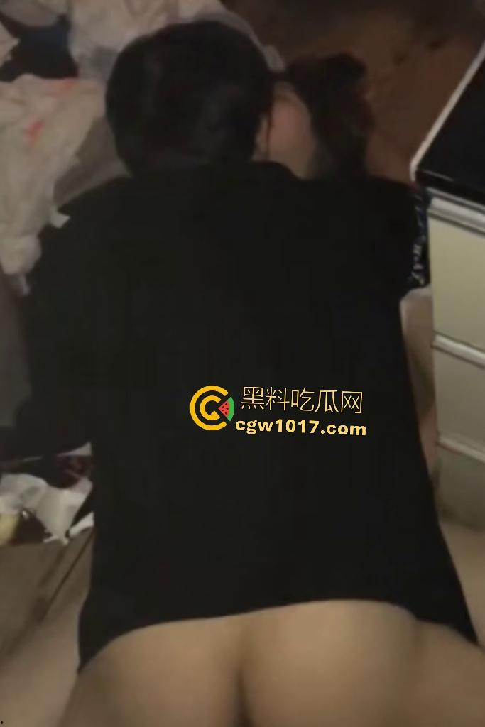 贵州师范学院女大绿茶婊,酒吧灌醉闺蜜献男友,带到出租屋地板上狂操出血,真是防火防盗防闺蜜!-5