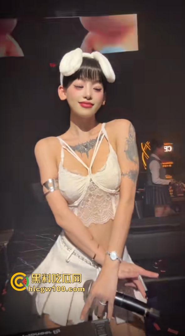 东莞女DJ水水真名『刘晓露』的捞女日记,金主曝光她出轨乱交内幕,下贱捞女毫无底线,骚的以为自己逼是金镶玉!-9