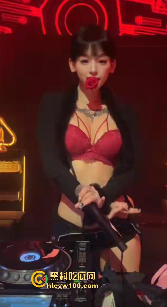 东莞女DJ水水真名『刘晓露』的捞女日记,金主曝光她出轨乱交内幕,下贱捞女毫无底线,骚的以为自己逼是金镶玉!-11