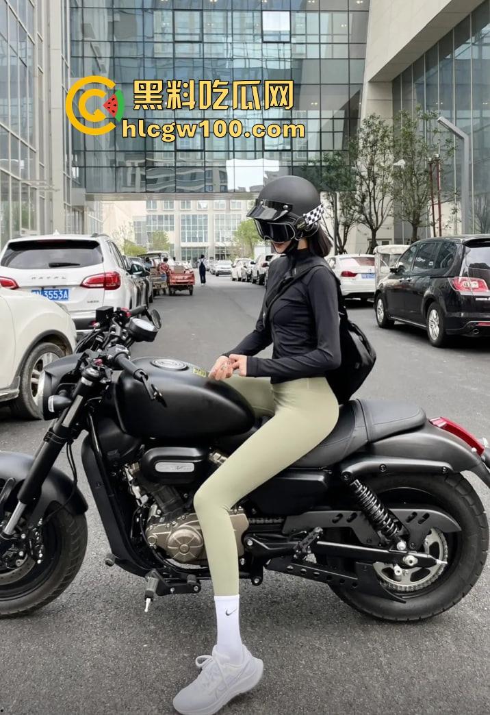 摩托圈真香定律只爱女骑不爱男 女骑才是摩托圈的门面 丝袜造型冷天也不怂 风里拍片还玩验胸!-8