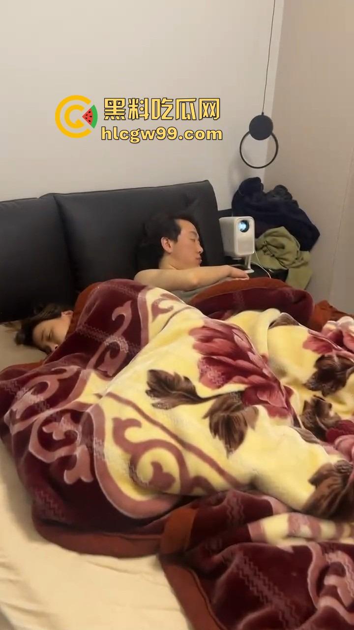 重庆情人节情人节第一抓，女友带弟弟捉奸一脚踹门，男友张史睡野鸡被抓还装淡定先莫慌，盘盘先！-4