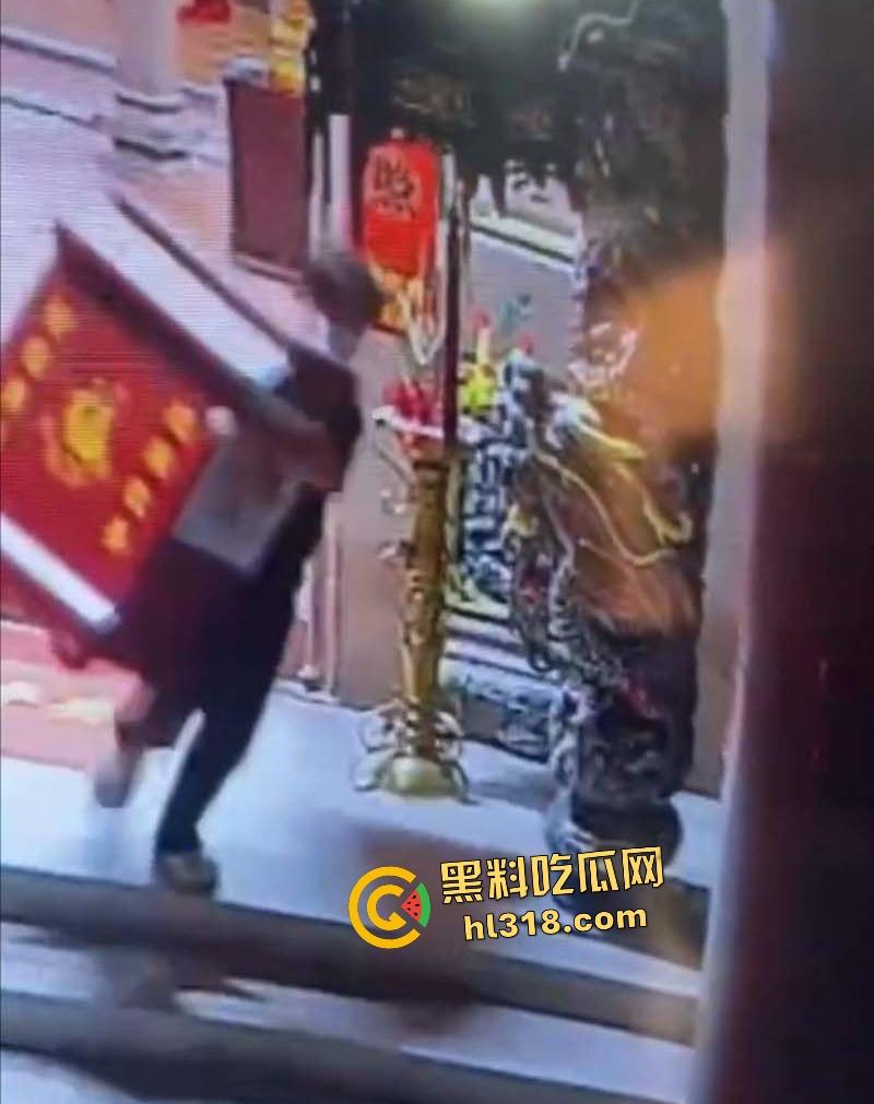 精神小伙深夜化身盗圣!胆大包天偷走功德箱,穷疯狂徒连神明钱财都敢劫!-1