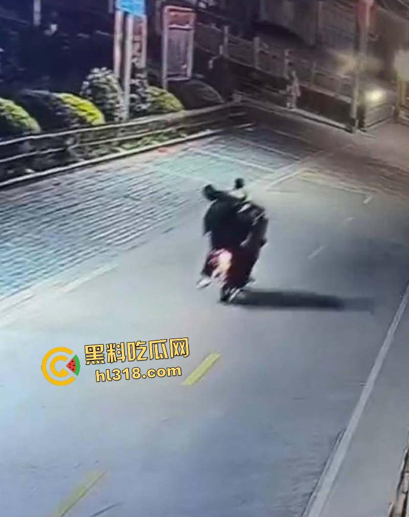 精神小伙深夜化身盗圣!胆大包天偷走功德箱,穷疯狂徒连神明钱财都敢劫!-5