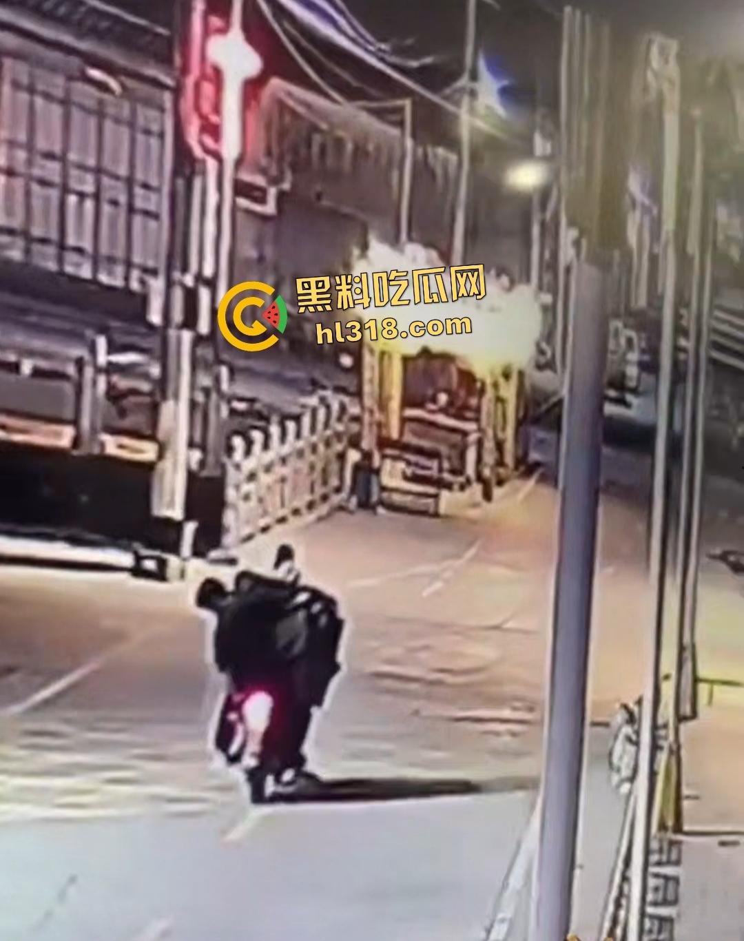 精神小伙深夜化身盗圣!胆大包天偷走功德箱,穷疯狂徒连神明钱财都敢劫!-6