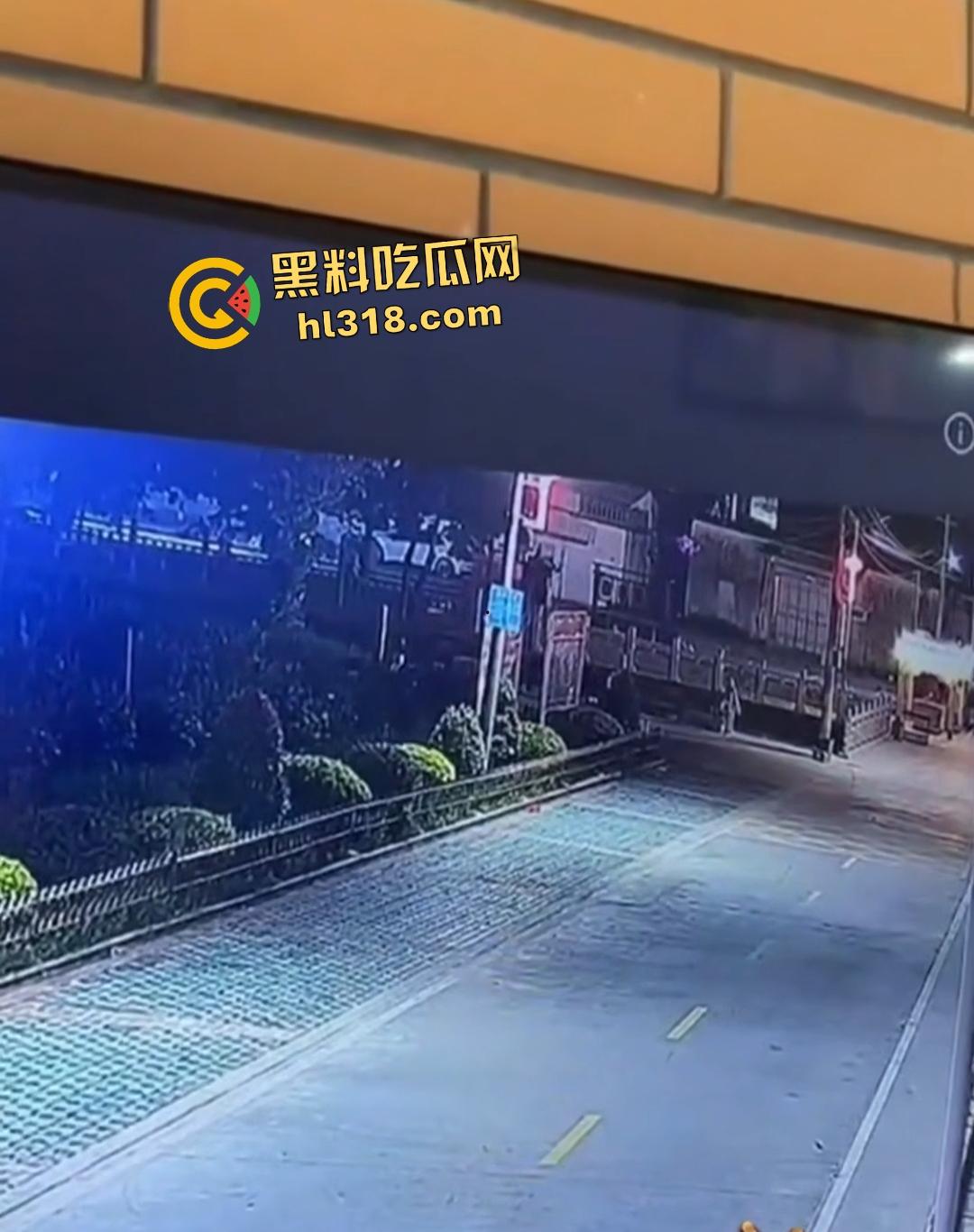 精神小伙深夜化身盗圣!胆大包天偷走功德箱,穷疯狂徒连神明钱财都敢劫!-8