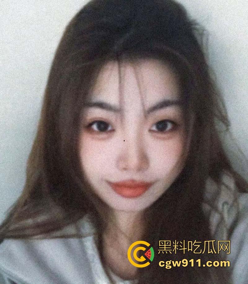 广东理工大学【李由】00后无毛嫩妹，平时文静女神范儿，私下却和男友偷吃禁果，玩得那叫一个浪！-2