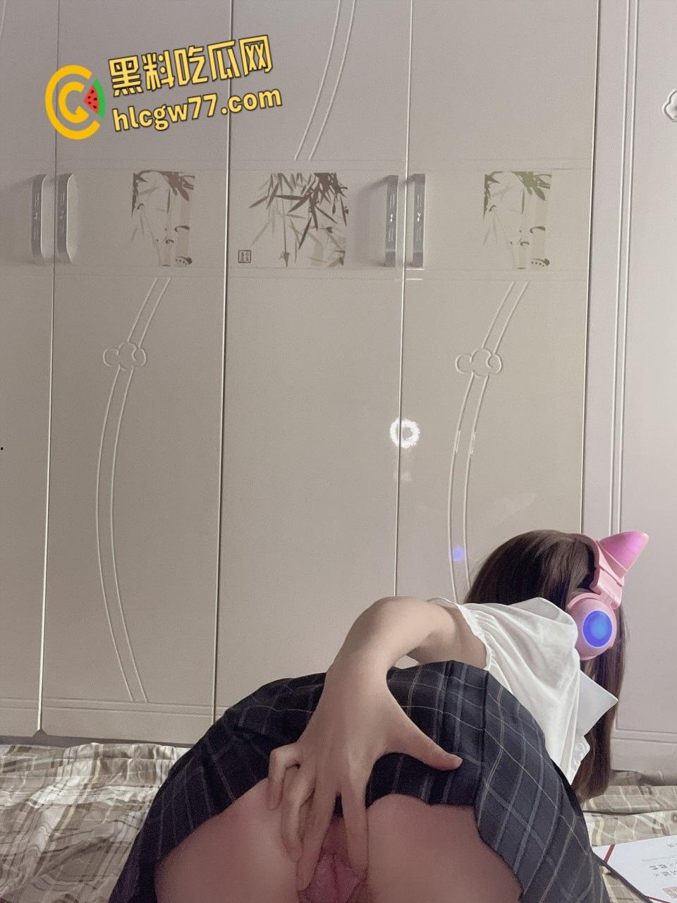 抖音网红【是小心呀】JK童颜巨乳,极品白虎尤物,户外全裸奶子到处跑 !-10