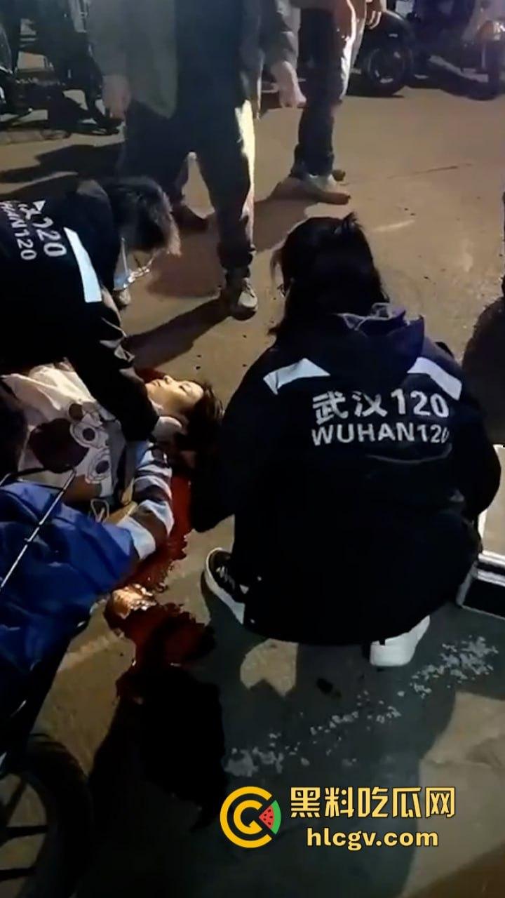 武汉南湖中学一家长接孩子放学被捅伤!因停车问题起口角-4