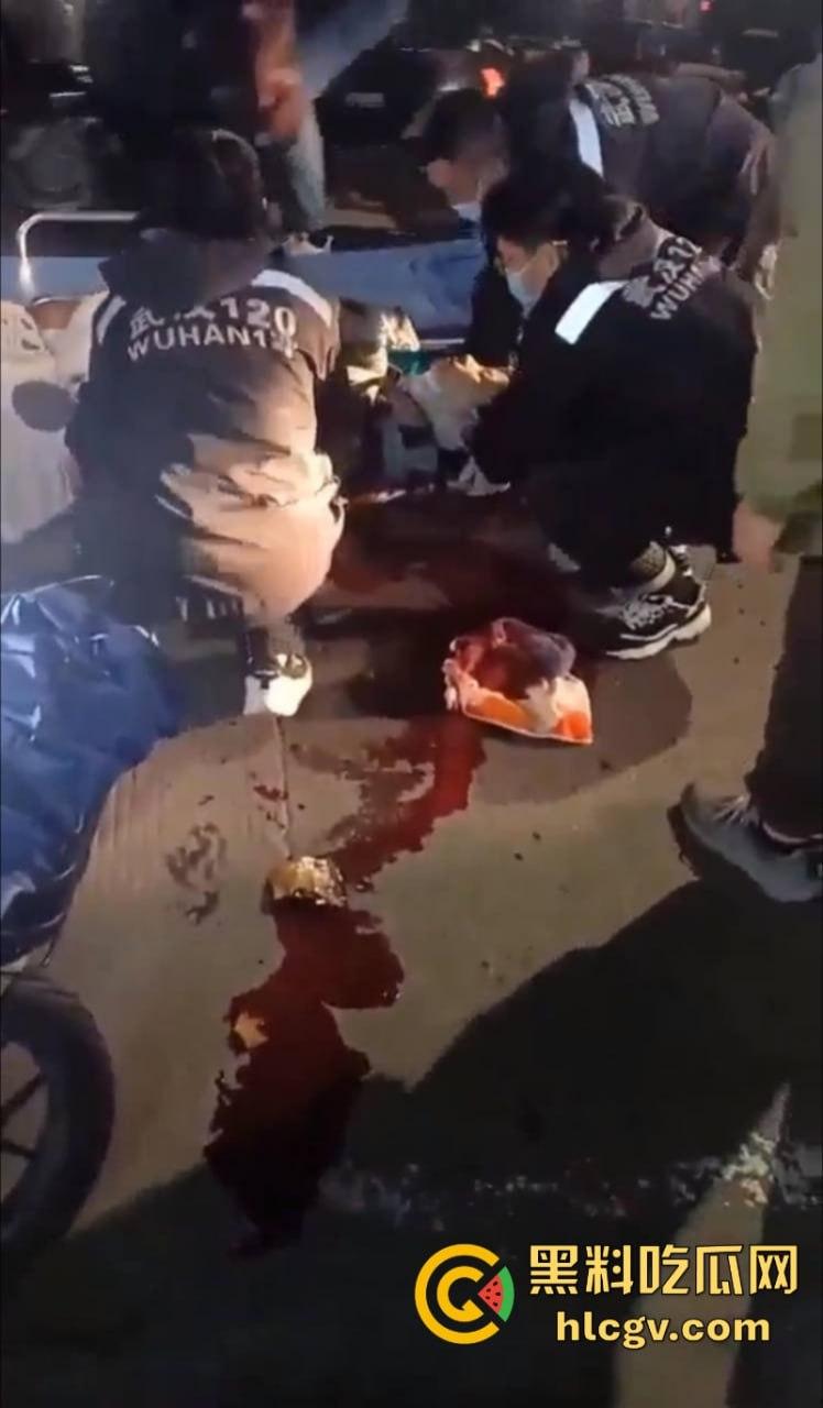 武汉南湖中学一家长接孩子放学被捅伤!因停车问题起口角-6