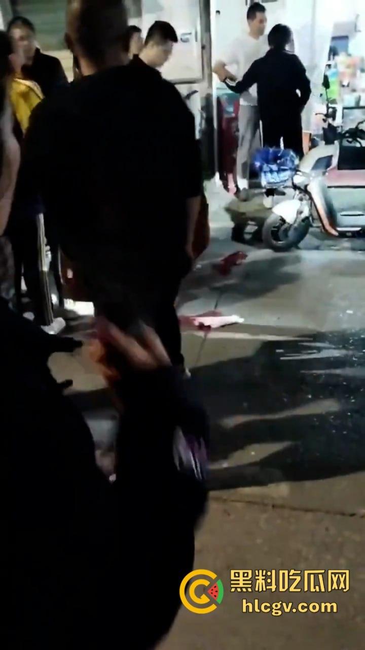 武汉南湖中学一家长接孩子放学被捅伤!因停车问题起口角-7