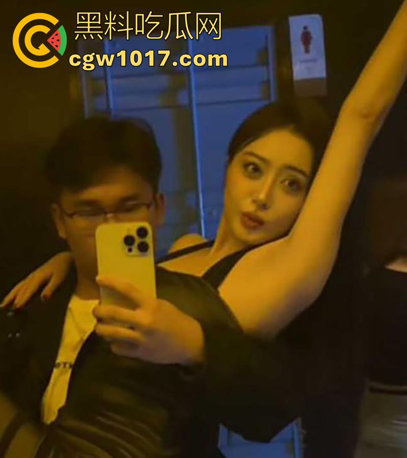 抖音百万粉富二代网红【深圳湾小乐】,和火辣女神【DJjumi小鲸鱼】,口交性爱视频被流出,果然穷人女神富人母狗啊!-3