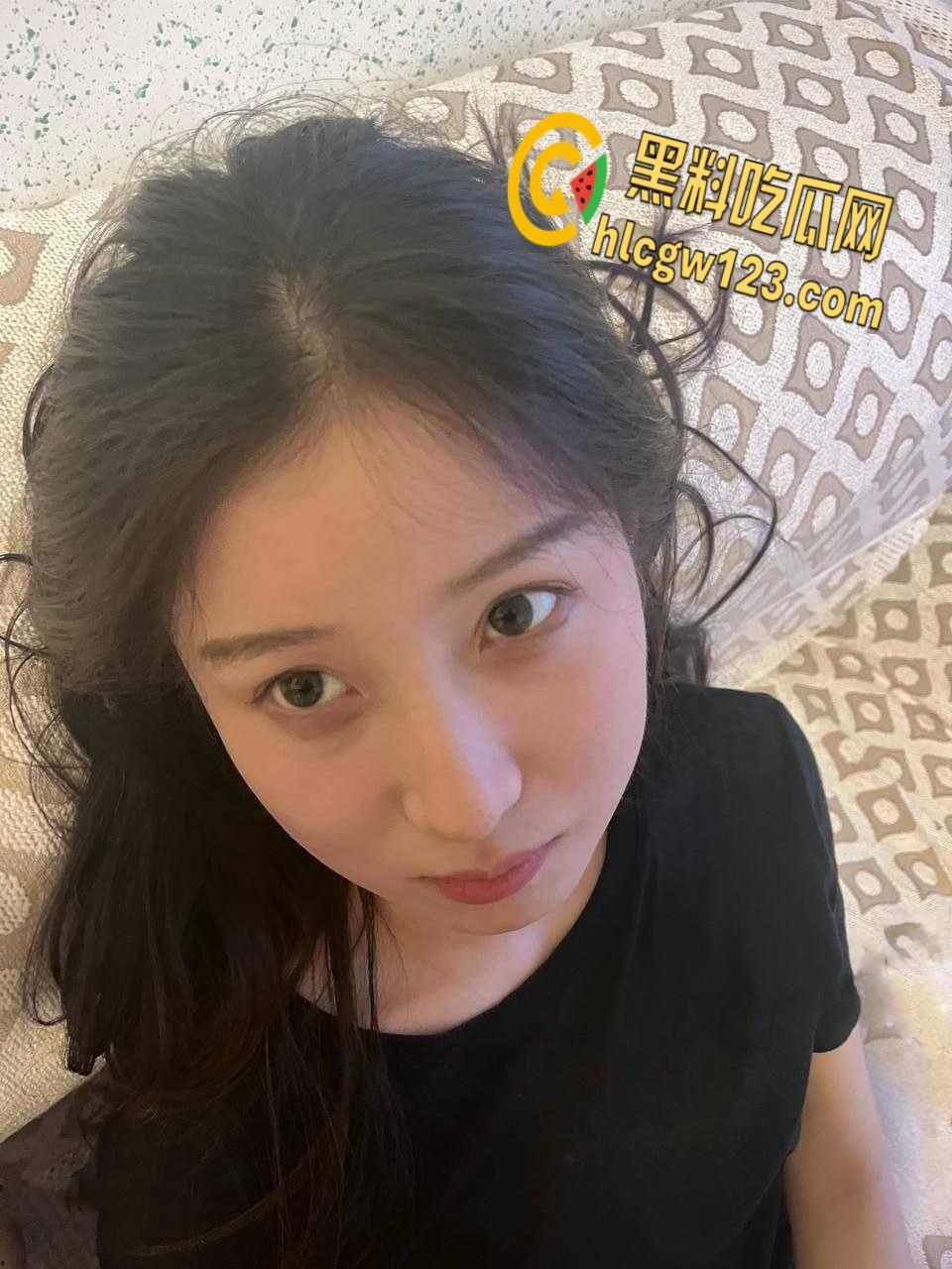 女大学生实习和男友同居，被调教的非常听话，穿着情趣内衣和丝袜摆好姿势等着男友操逼！-3