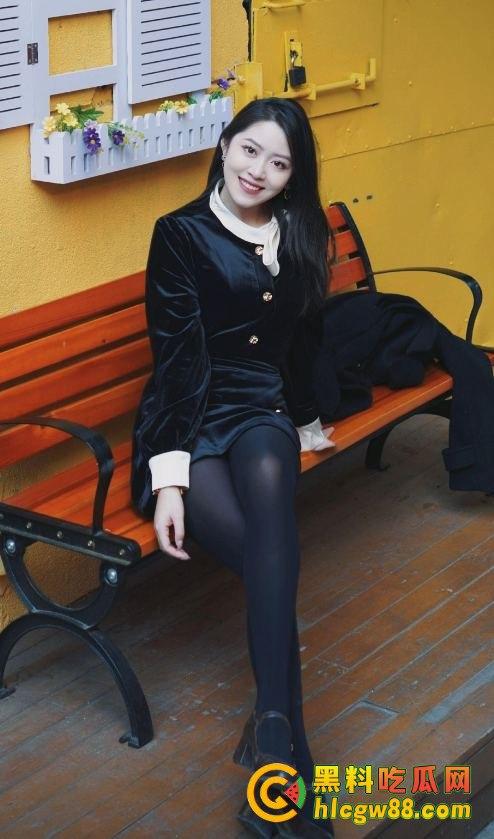 南京大学艺术学院大三贱母狗『杨豆豆』跟新闻狗李某轩搞破鞋,内射烂逼还舔得香,老子曝光这骚货微信随便操!-1