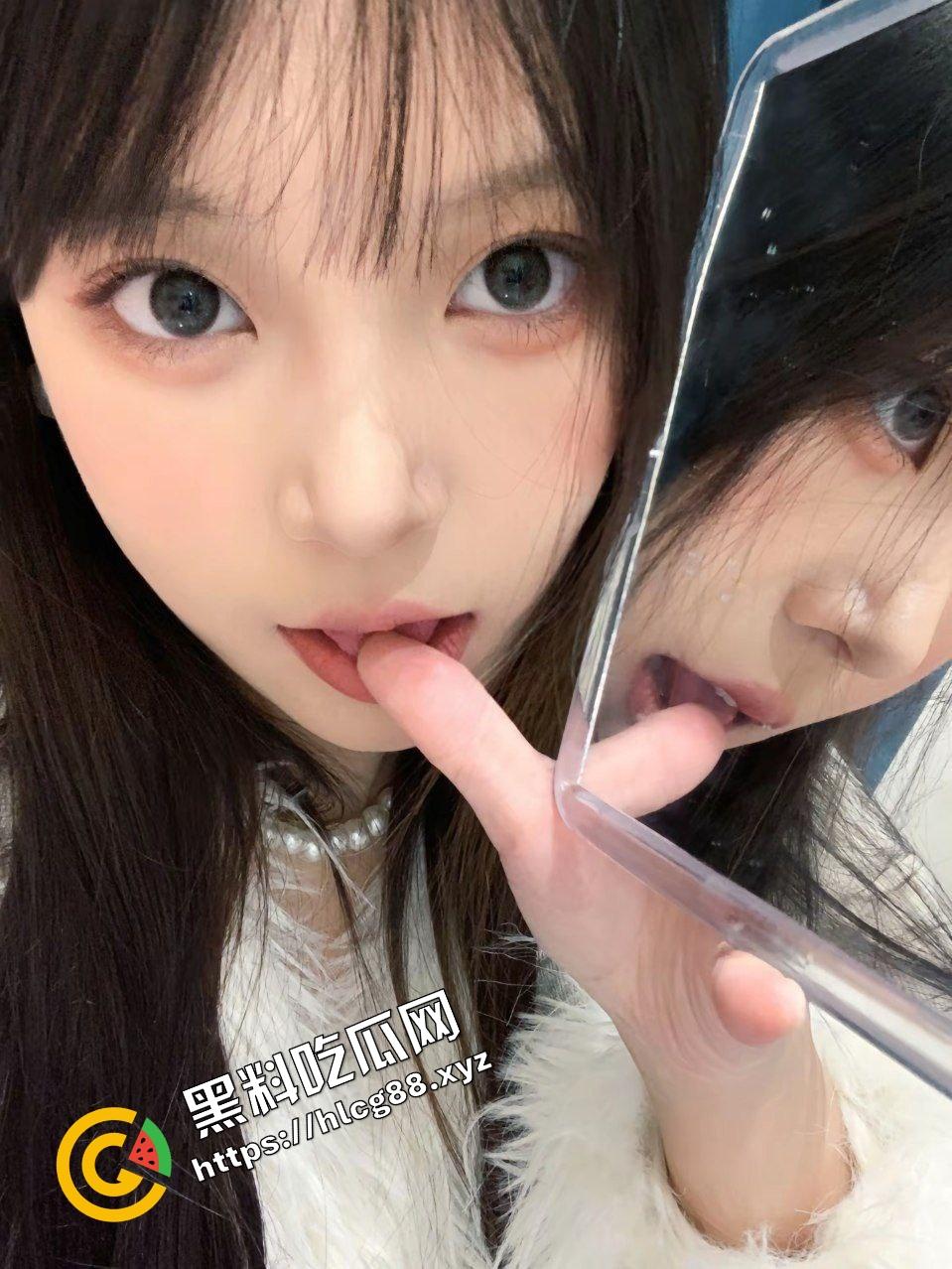 威海职业纯欲反差骚鸡【覃想】骚出天际无人能敌,渔网袜淫荡吐舌舔手,暴力直插双腿玉足!-1