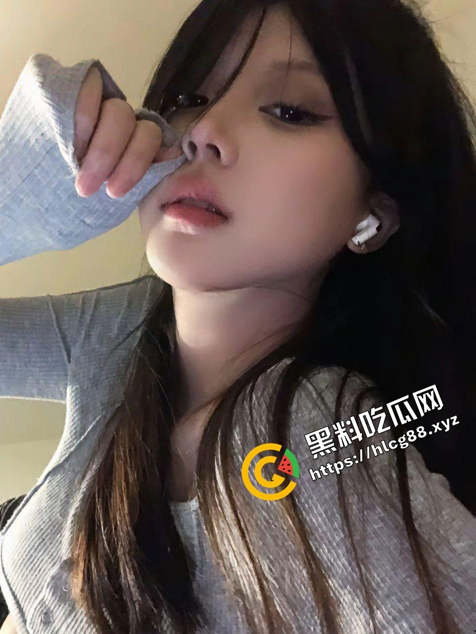 威海职业纯欲反差骚鸡【覃想】骚出天际无人能敌,渔网袜淫荡吐舌舔手,暴力直插双腿玉足!-4