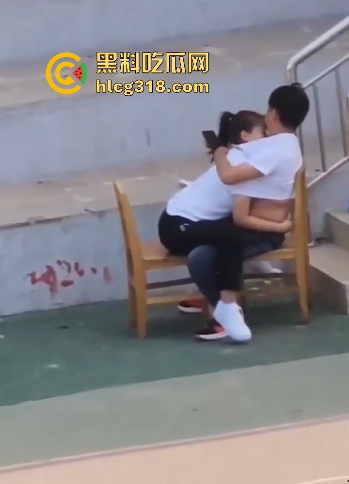 校园小情侣操场发情，精虫上脑饥渴难耐，白日宣淫骑乘，顶级巨乳撩衣揉奶激情缠绵！-5