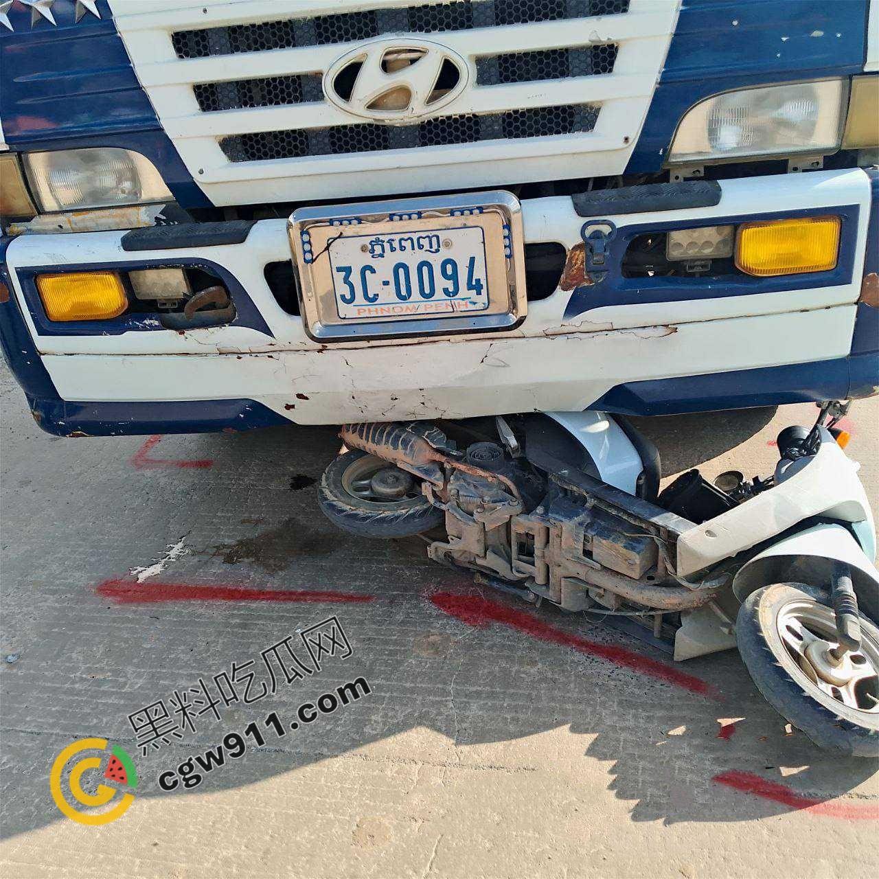 惨烈车祸现场,精神小伙骑车飙出火葬场悲剧!鲜血肠子满地,围观群众震惊想吐,惨不忍睹!-1