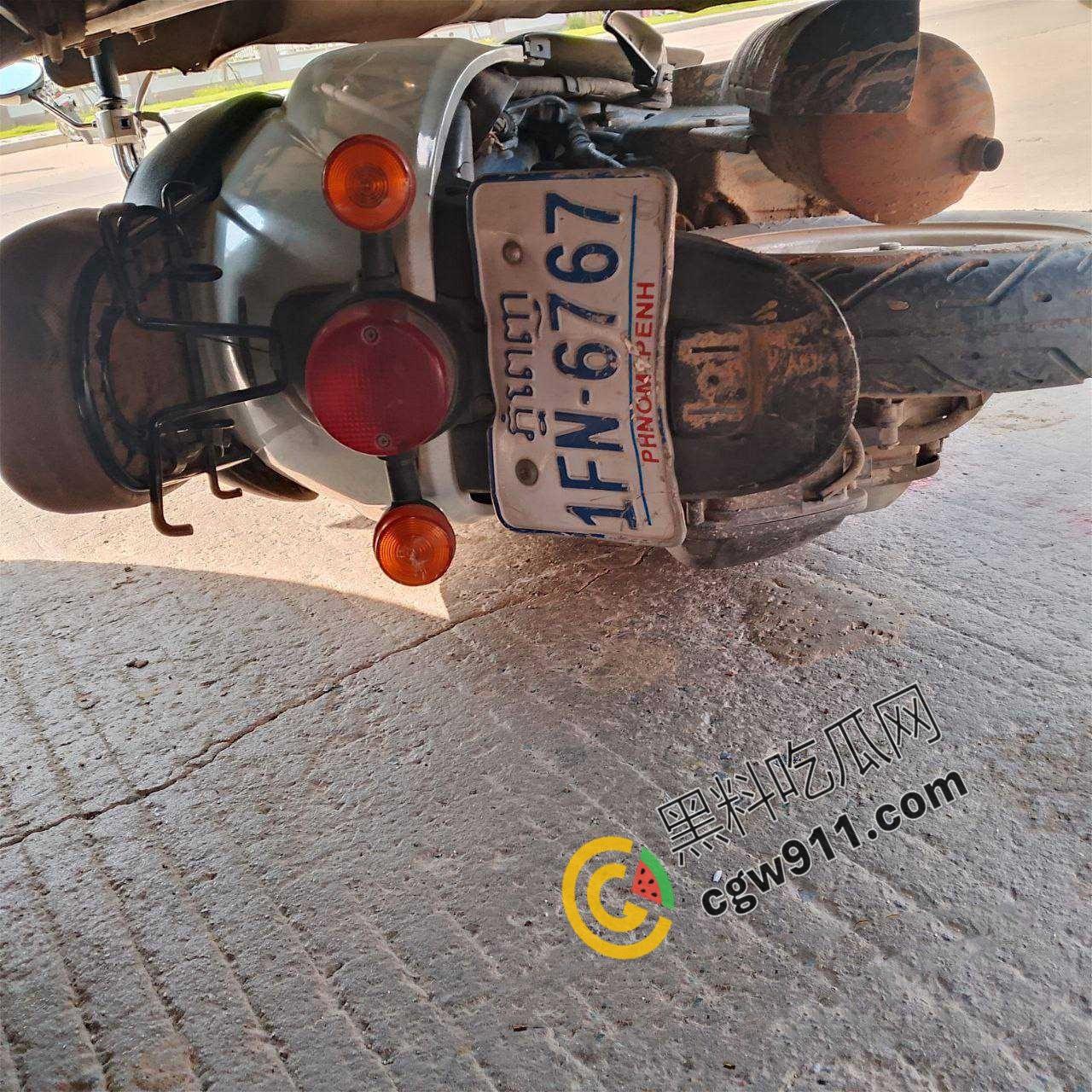 惨烈车祸现场,精神小伙骑车飙出火葬场悲剧!鲜血肠子满地,围观群众震惊想吐,惨不忍睹!-2