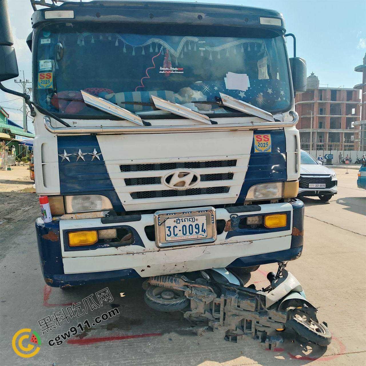 惨烈车祸现场,精神小伙骑车飙出火葬场悲剧!鲜血肠子满地,围观群众震惊想吐,惨不忍睹!-3