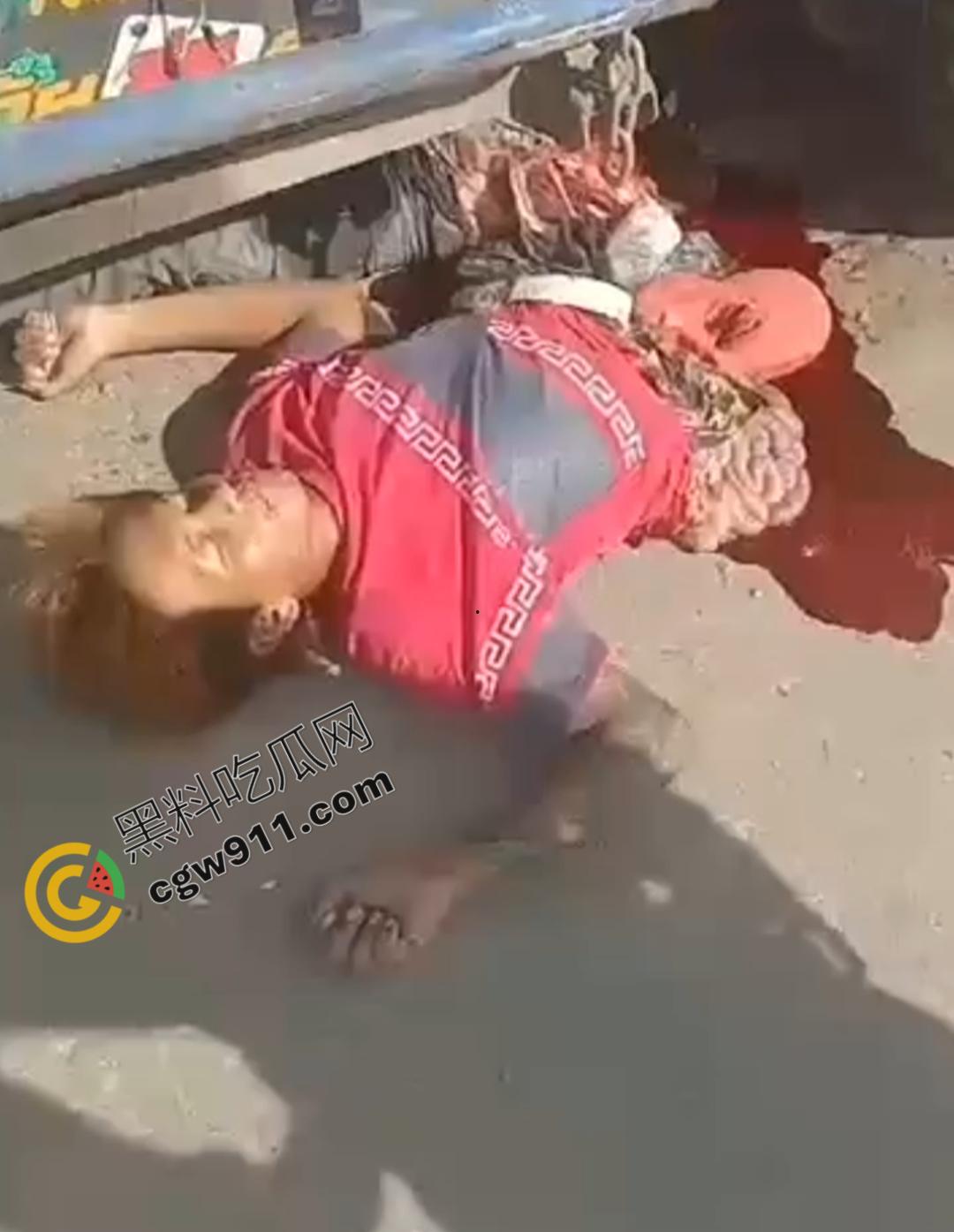 惨烈车祸现场,精神小伙骑车飙出火葬场悲剧!鲜血肠子满地,围观群众震惊想吐,惨不忍睹!-6