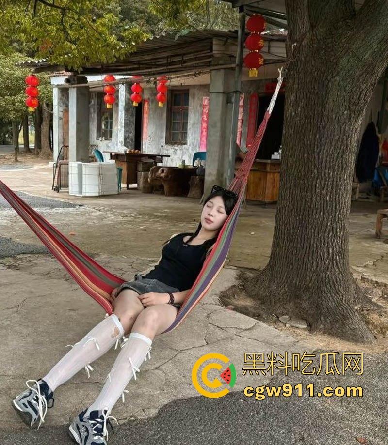 武汉金融学院纯欲清纯女神【李奕媚】私密视频惨遭前男友曝光,骚逼粉嫩撩人,蜜桃臀上位猛坐榨精,看得人血脉喷张!-1