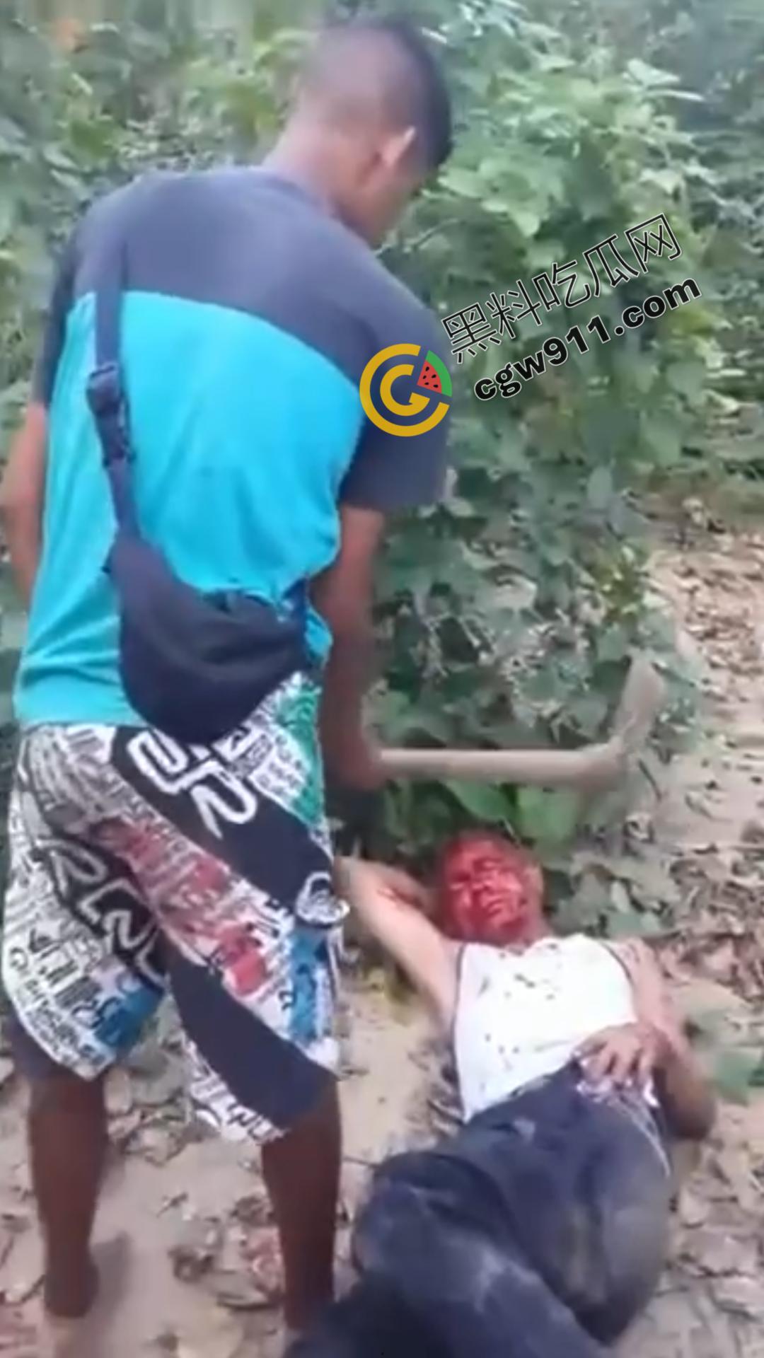 恐怖血腥暴力场面!奸夫惨遭铁镐猛砸,头颅血流如注,现场骇人至极,胆小者勿点!-2