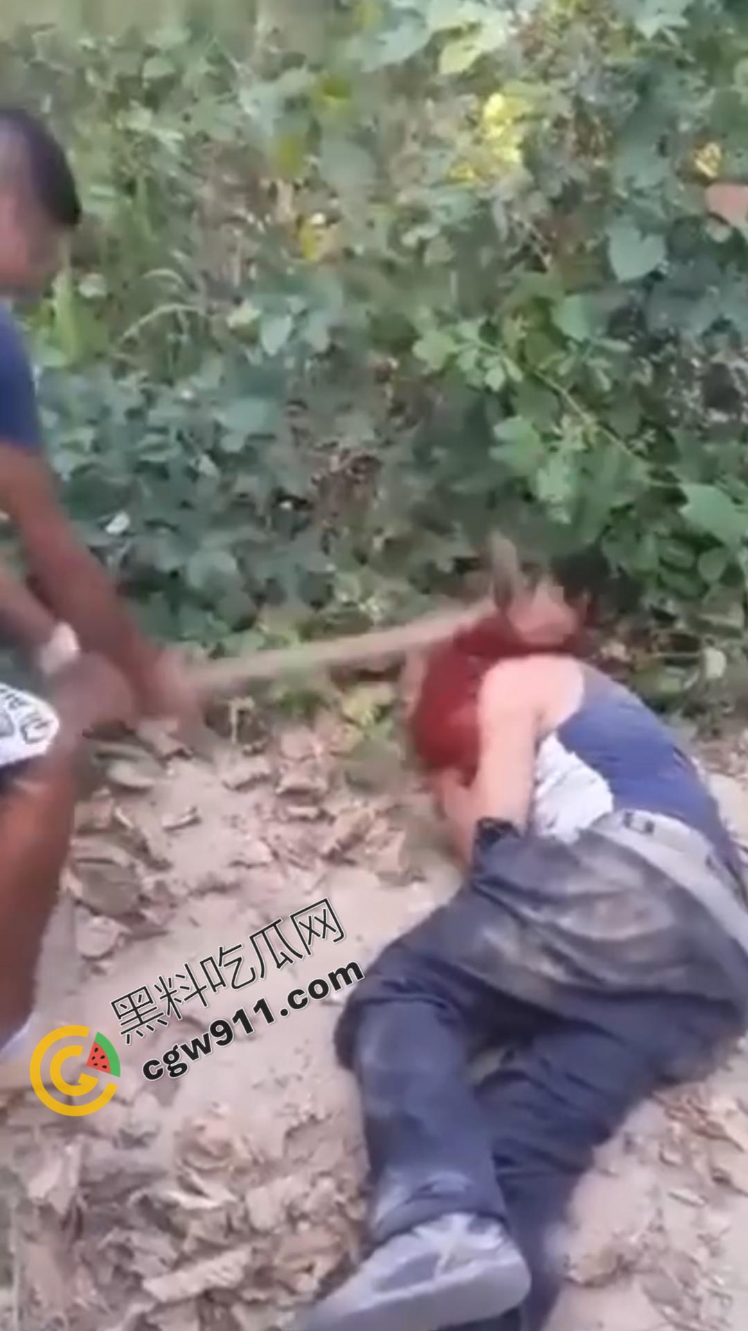 恐怖血腥暴力场面!奸夫惨遭铁镐猛砸,头颅血流如注,现场骇人至极,胆小者勿点!-5