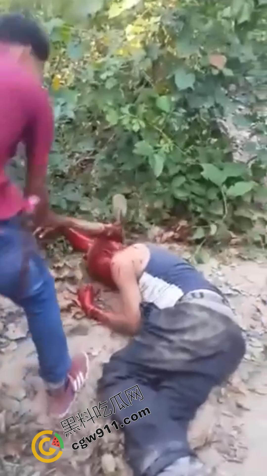 恐怖血腥暴力场面!奸夫惨遭铁镐猛砸,头颅血流如注,现场骇人至极,胆小者勿点!-6