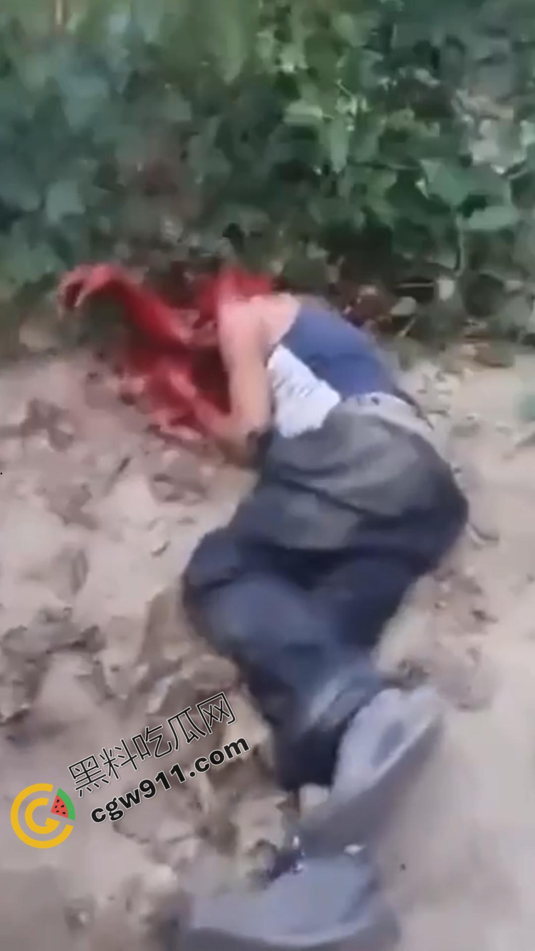 恐怖血腥暴力场面!奸夫惨遭铁镐猛砸,头颅血流如注,现场骇人至极,胆小者勿点!-7