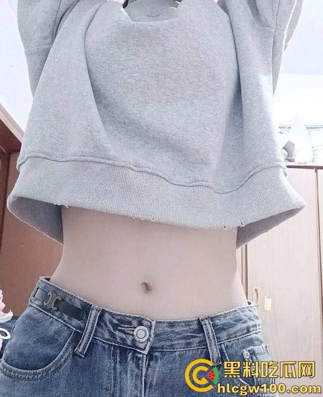 重庆医学院【李青玉】长相清纯却骚到不行的贫乳反差学妹，被学长哄骗发骚自拍-1