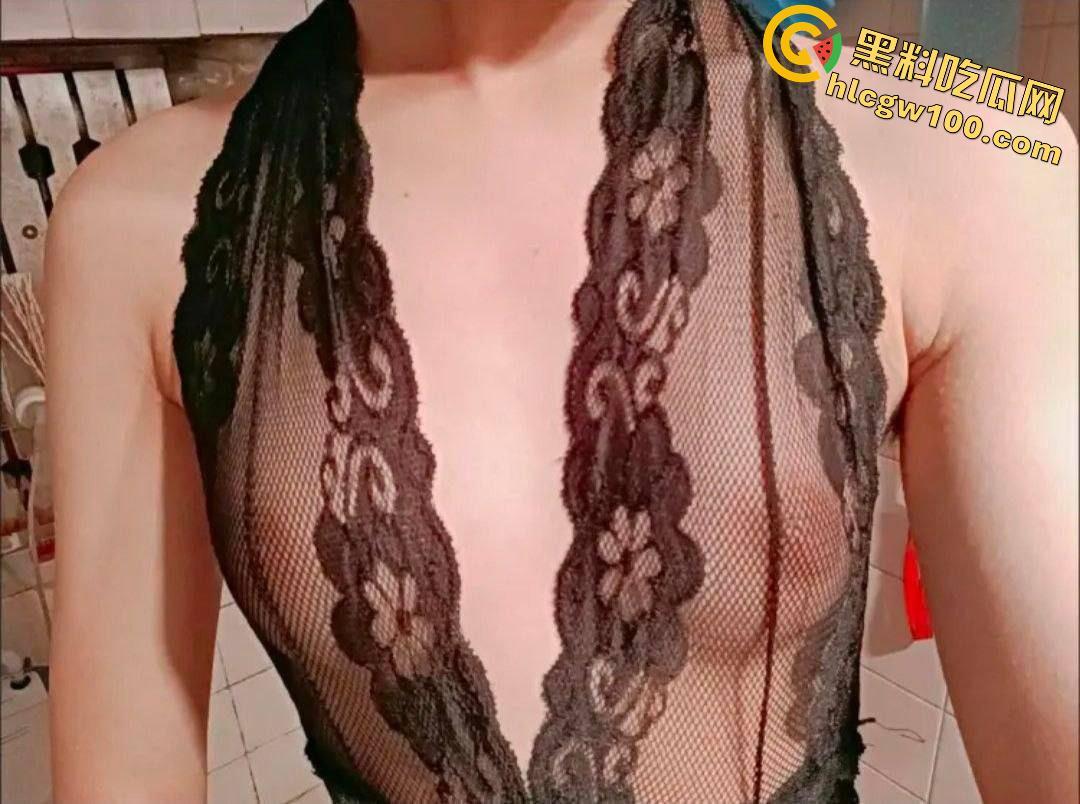 重庆医学院【李青玉】长相清纯却骚到不行的贫乳反差学妹，被学长哄骗发骚自拍-14